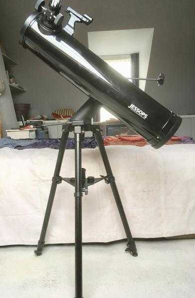 JESSOPS TA 1100-102 REFLECTOR ASTRONOMICAL TELESCOPE WITH MULTIPLE LENSES.