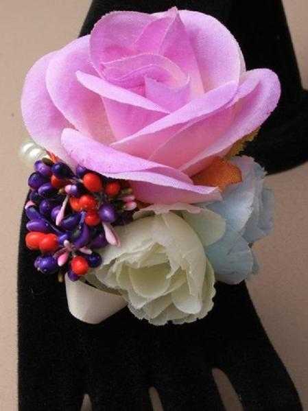 JTY127B - Faux pearl bead stretch wrist corsage with large roses with coloured buds. Purple
