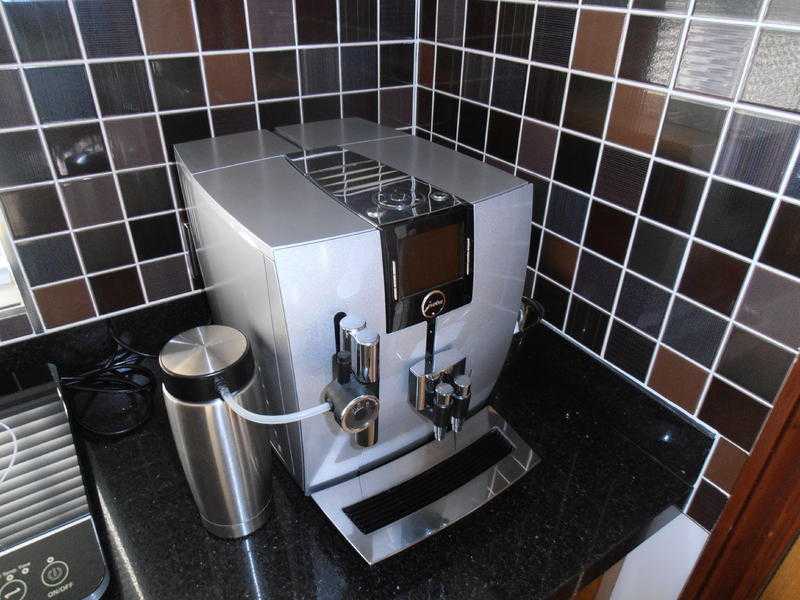 Jura Impressa J9 TFT Bean-to-Cup Coffee Machine Silver