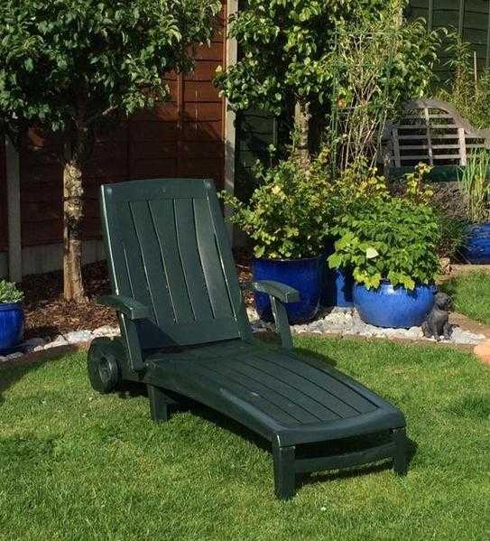 KETER DARK GREEN RESIN GARDEN SUN LOUNGER WITH WHEELS WITH CUSHIONMAT