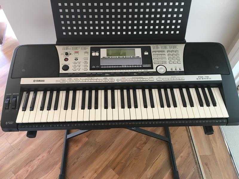 Keyboard Yamaha PSR 740 with stand