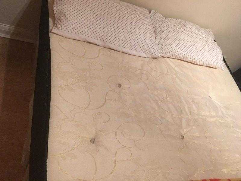 King size spring memory foam mattress in perfect condition