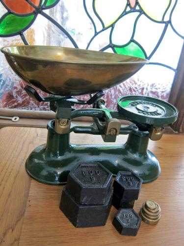 Kitchen cast iron scales with weights