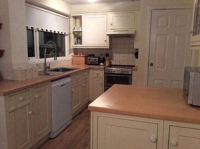 Kitchen units, work tops and dishwasher