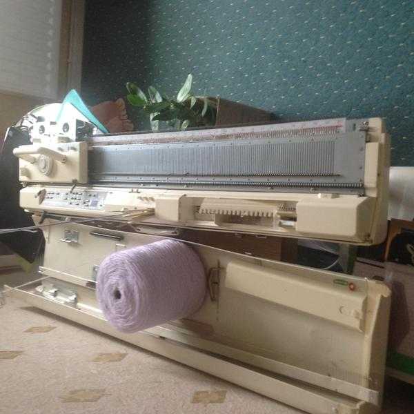 Knitting machine