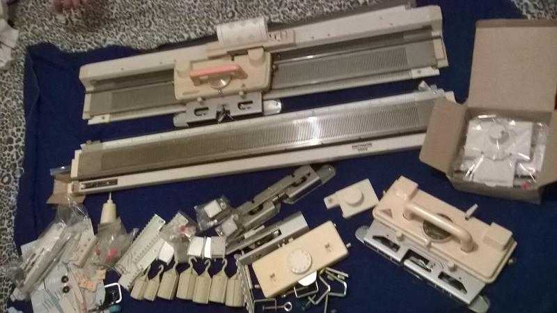 knitting machine with lots of extras