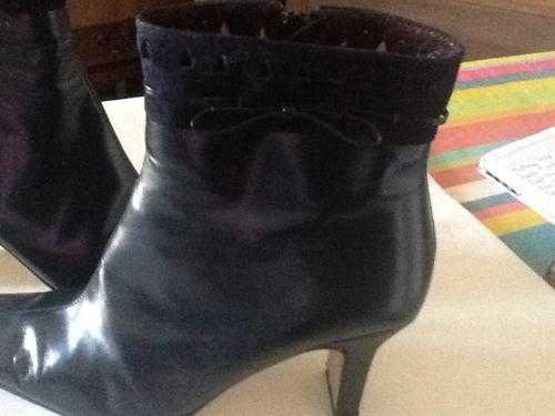 Ladies all leather smart boots in Navy Blue size 5 Immaculate