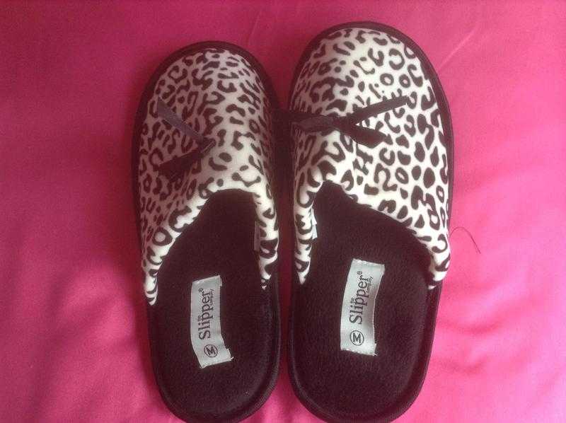 Ladies Animal print blackWhite with pretty bow Brand New size 6