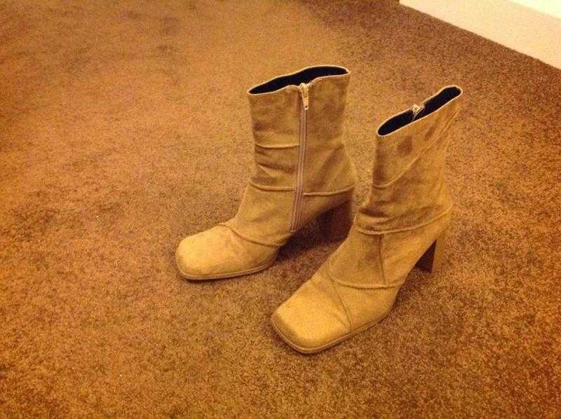 LADIES BOOTS