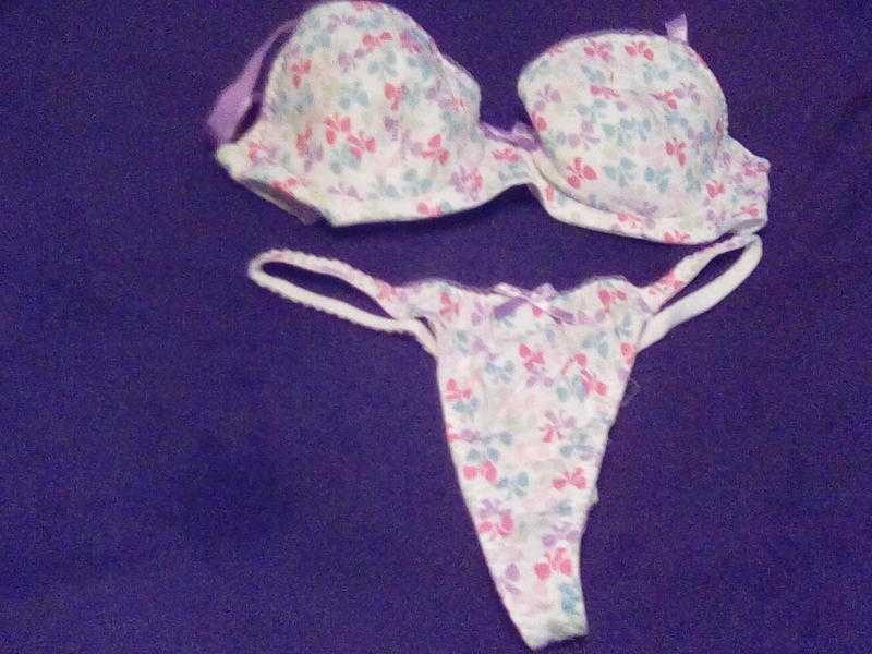 LADIES  BRA  THONG  SET BRAND  NEW