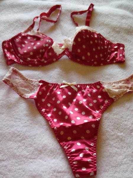 LADIES  BRA  THONG  SET  BRAND  NEW  VERY  PRETTY  SET