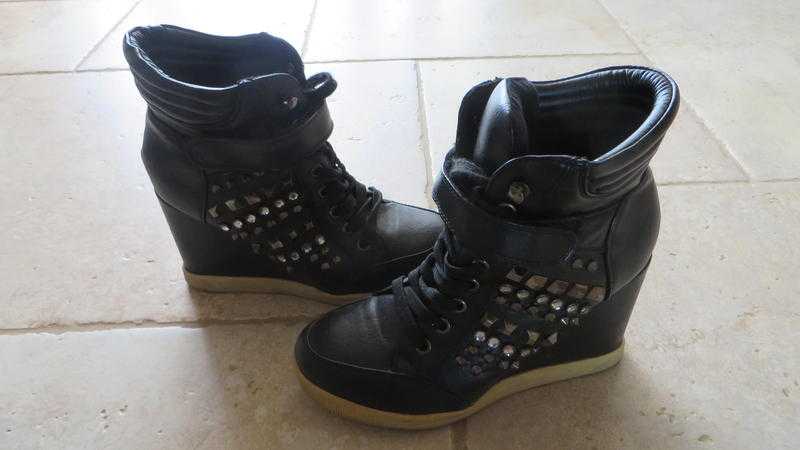 LADIES FASHION BOOTS SIZE 4