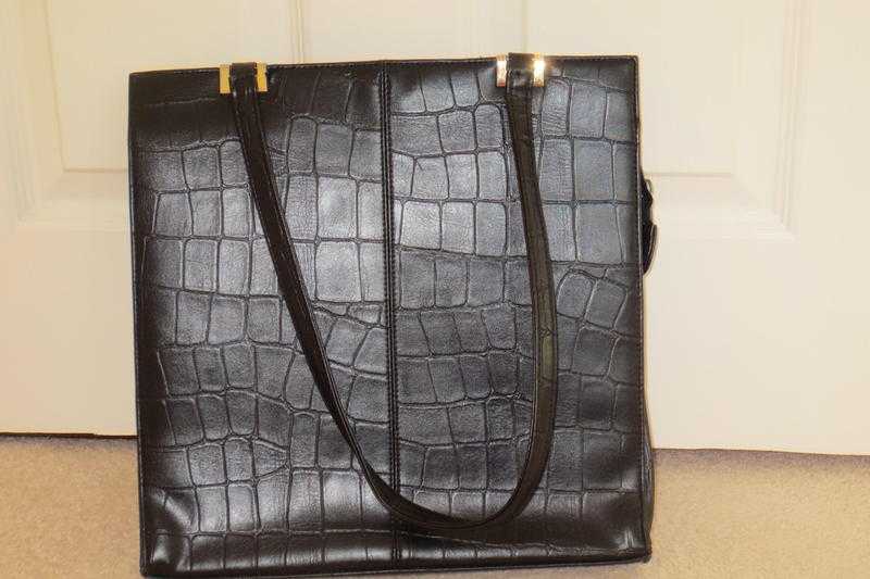 Ladies handbag-black 039Clarks039, lovely condition.