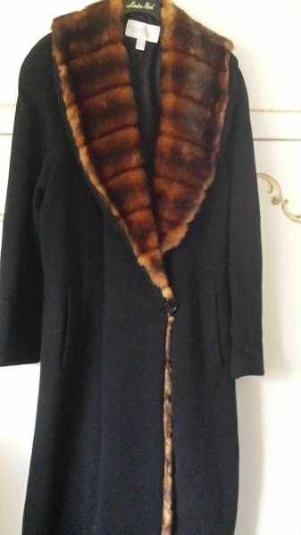 Ladies heavy warm fashionable coat. AS NEW