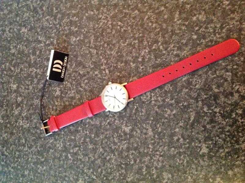 Ladies leather strap wrist watch