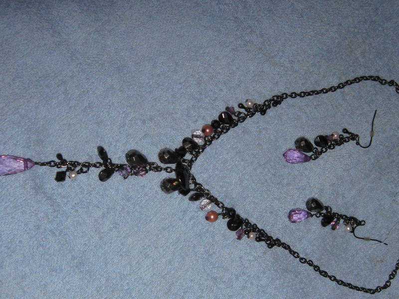 ladies mauve and black sone pendant with matching earrings for pierced ears