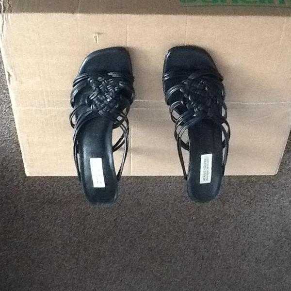 Ladies mule perfect for  sandals size 5 in excellent condition