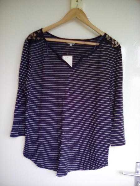 LADIES  NAVY  TOP  NEW