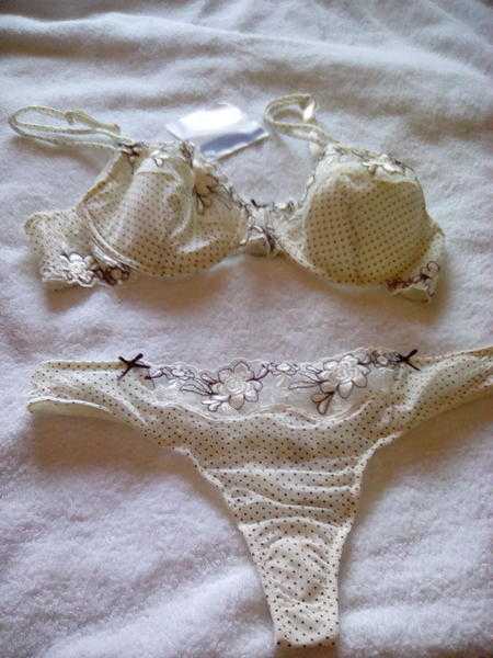 LADIES  PRETTY  BRATHONG  SET  BRAND NEW