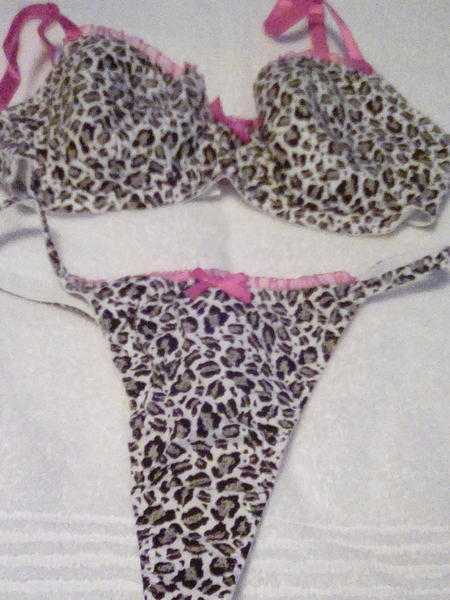 LADIES  PRETTY  BRATHONG  SET  BRAND  NEW