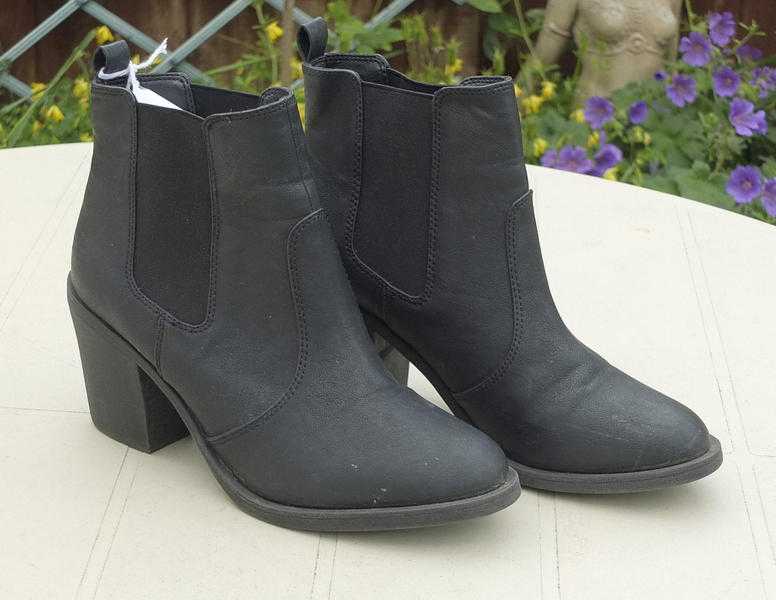 Ladies quality Black Leather slip on Boots - Size 8.5 Eur 41