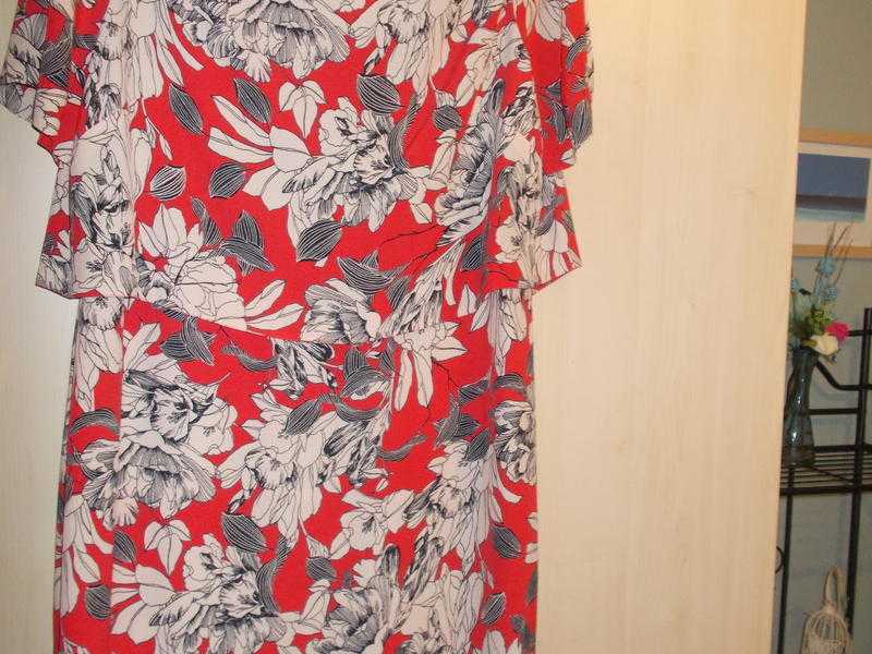 Ladies red floral dress.Size 14.