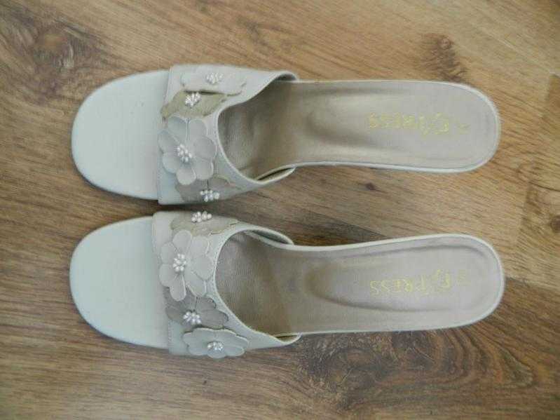 Ladies sandals size 6 new