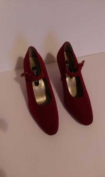 LADIES SIZE 4 MAROON SUEDE COURT SHOE