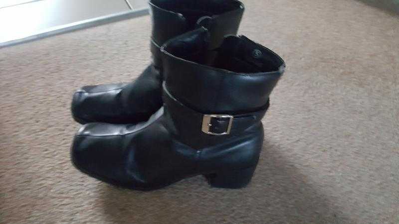 Ladies size 5 boots