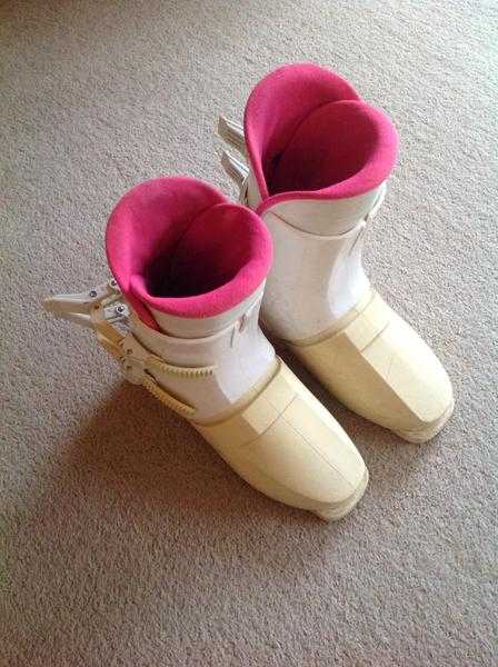 LADIES SKI BOOTS size 6