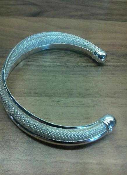 ladies sterling silver plated bangle