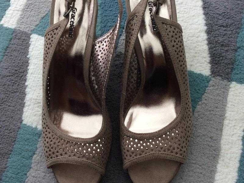 LADIES TAUPE WEDGES - SIZE 639