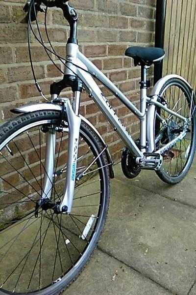 Lady039s carrear hybrid bike 24 gears alloy frame front suspension must be seen