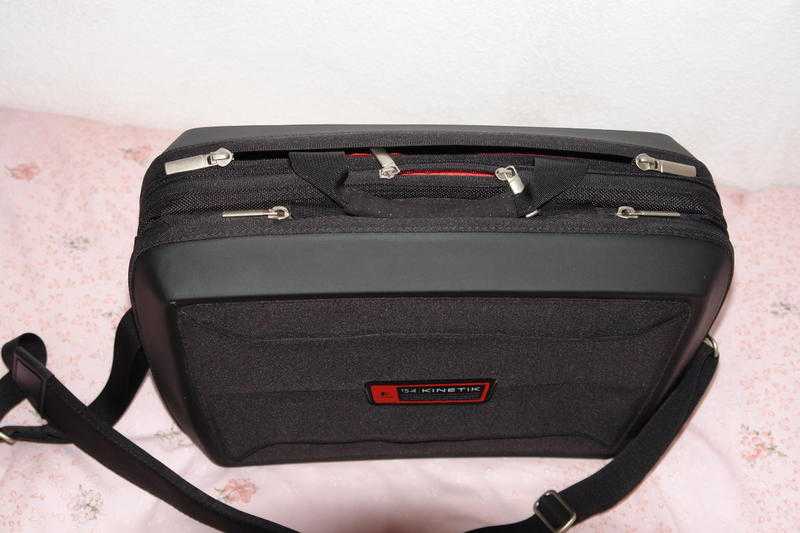 Laptop carrying case