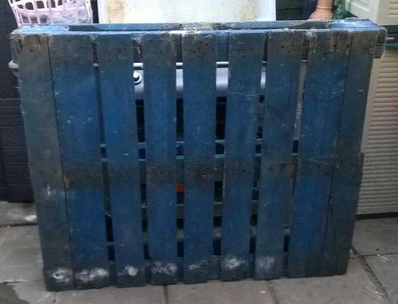 LARGE BLUE PALLET FREE 2 COLLECTOR