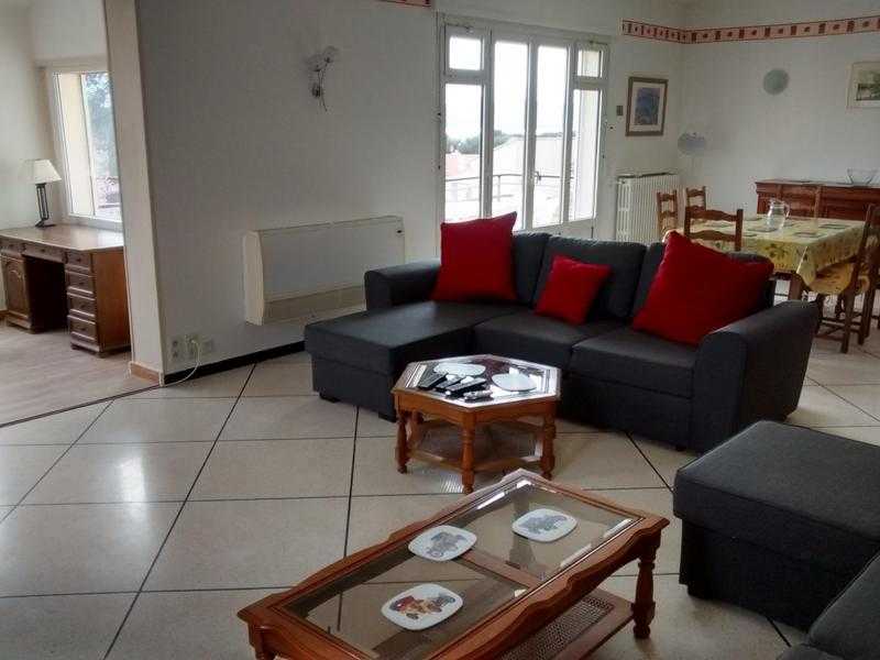 Large bright holiday flat in French Riviera Provence-Alpes-Cte d039Azur region. Up to 6 people.