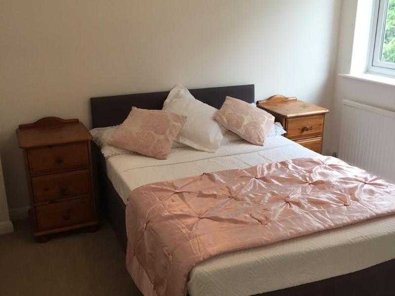 Large doble room to rent in Weybridge
