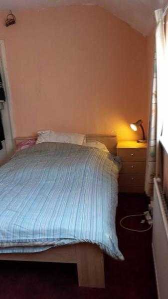Large double room to let in nice home. Leagrave