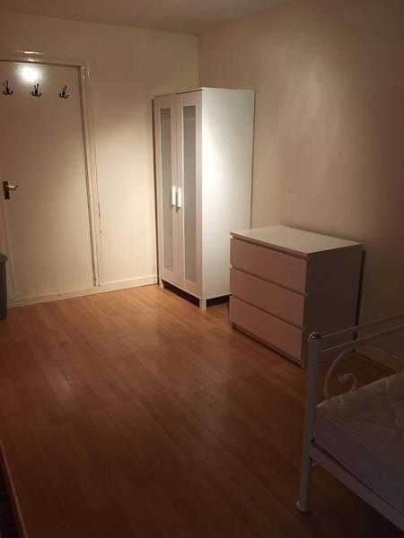 Large double room to rent 450