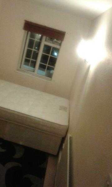 Large Double room to rent. Croydon High Street