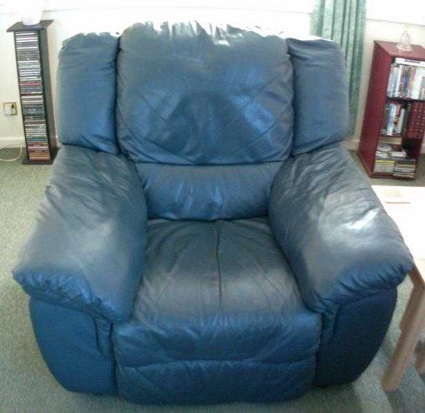 LARGE HEAVY DUTY FULL RECLINERS IN TOP GRADE SOFT LEATHER HIDE NOT PIG SKIN IN LOVELY CONDITION