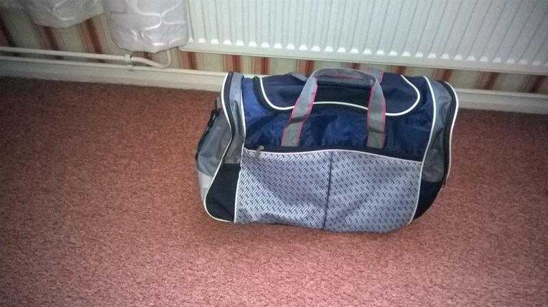 large holdall lots of compartments excellent conditon greyblue