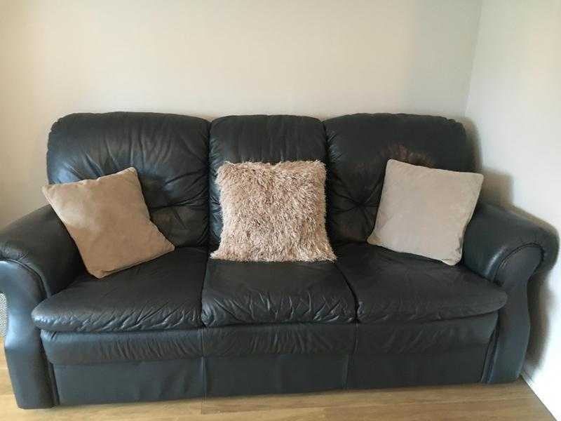 Large immaculate leather sofa and 2 chairs