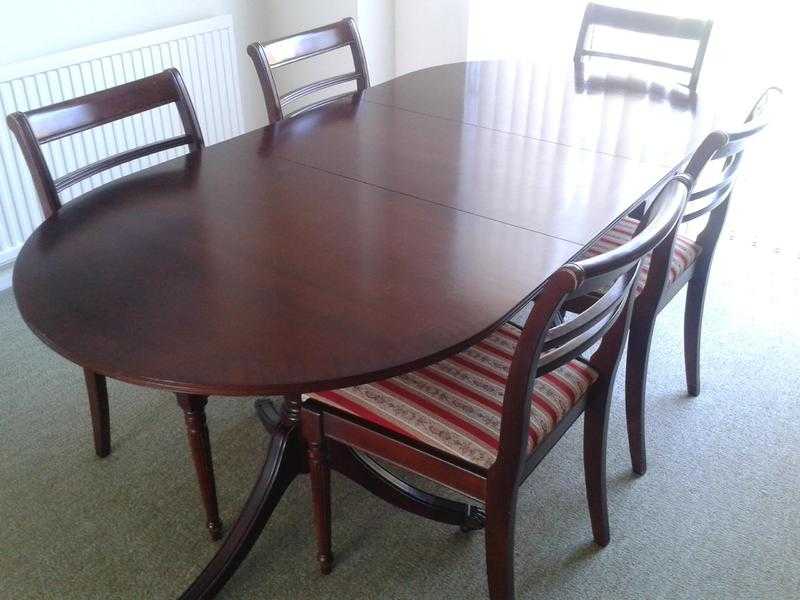 Large Mahogany Extendable Table and 6 chairs in very good condition