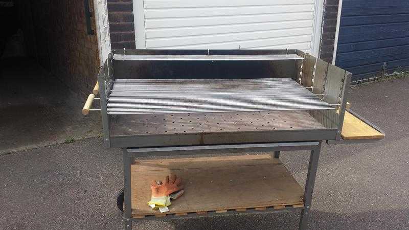 LARGE PITTSBURG BBQ GOOD FOR LARG FAMILY EVENTS.  NEED TO BE COLLECTED HARDLY USED HENCE  SALE.