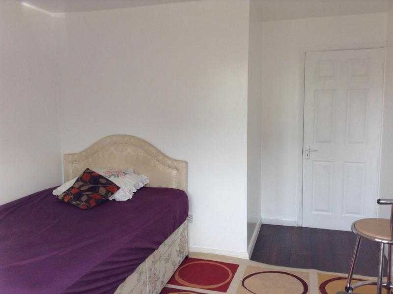 Large single room for rent in Tilgate, Crawley