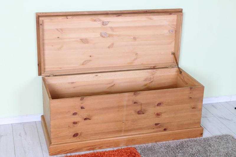 LARGE SOLID PINE BLANKET BOX - WELL MADE - CAN COURIER