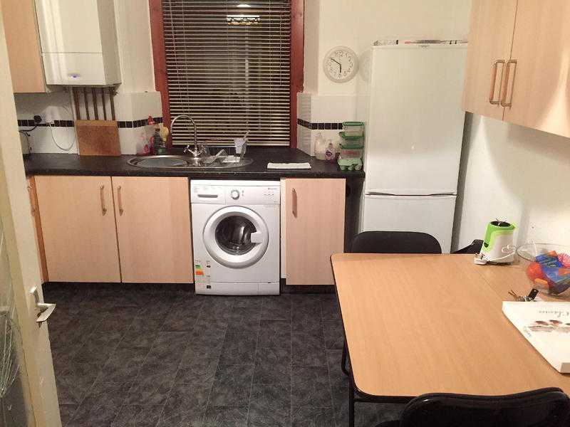 LARGE, SPACIOUS, FULLY FURNISHED 2 BEDROOM FLAT IN DUDHOPE STREET