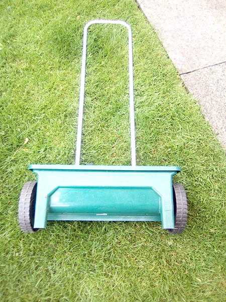 lawn spreader