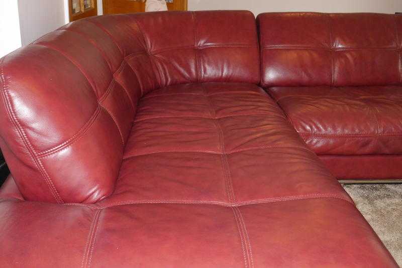 Leather corner Settee, BurgundyRed immaculate condition 6Yrs old. Fantastic colour must be seen